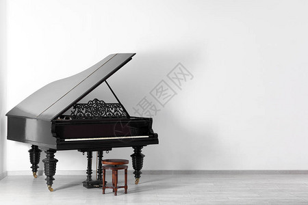 黑大钢琴在空房图片