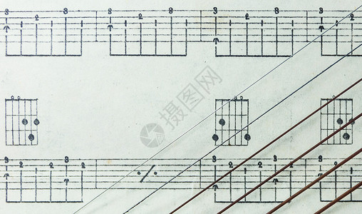 古旧黄色音乐专页上的吉他字符串没图片