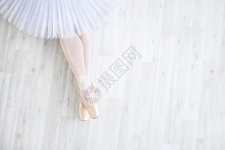 芭蕾舞演员在演播室里的足尖图片