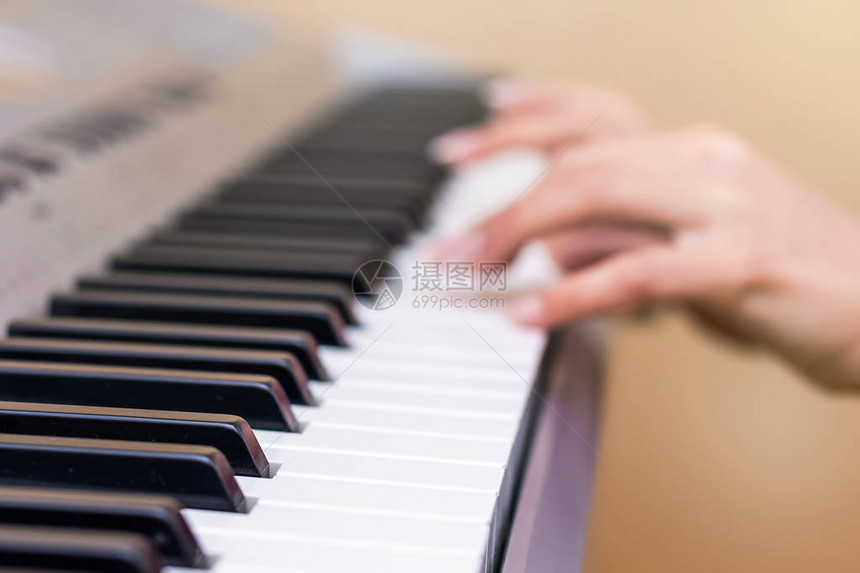 这个女孩弹钢琴演奏乐器时音乐家的手放在钢琴键上图片