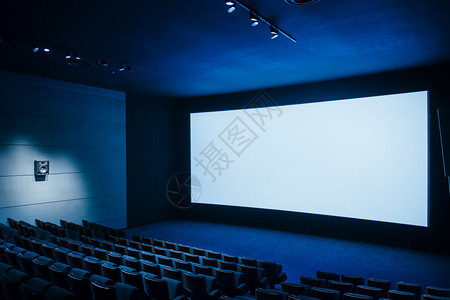 有白色屏幕和豪华座椅的电影放映会图片