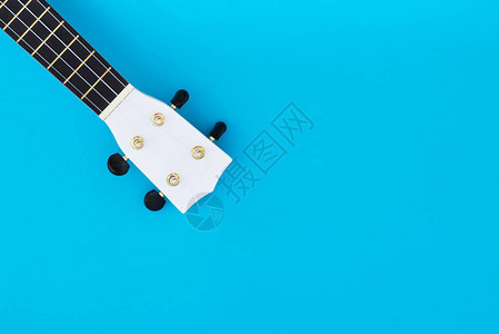 蓝色背景和文字位置上的音乐器库莱勒夏威夷吉他Griffi图片