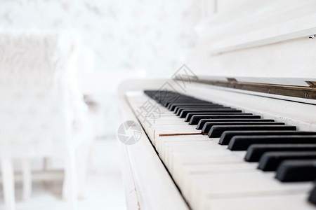 白色房间里的白色老式钢琴图片