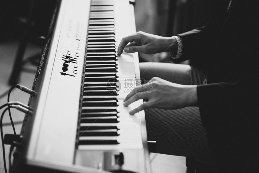 在老式钢琴上演奏的人黑白照片图片