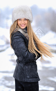 年轻女子冬季肖像图片