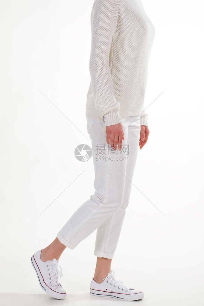 穿着白色衣服的年轻女子穿白裤子的女孩棉质运动衫和斜纹棉布裤休图片