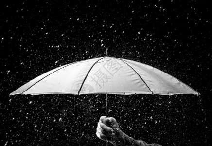 在黑白雨滴下的伞图片