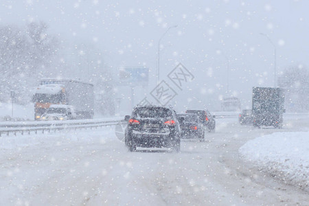 寒冷的天气暴风雪可见度差滑的道路莫斯科地区图片