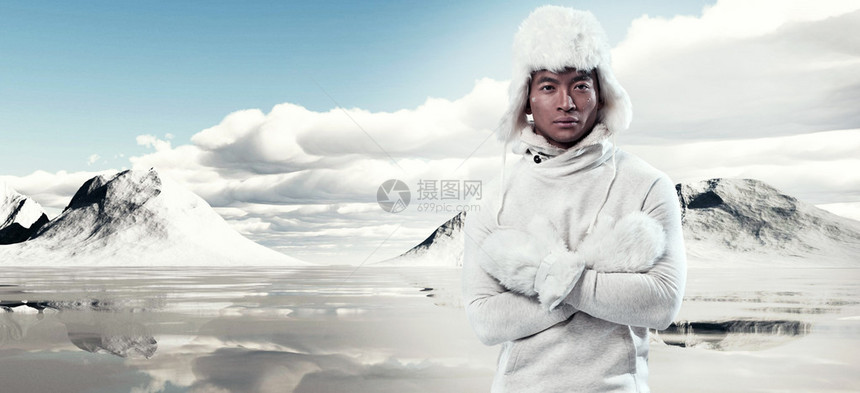 身穿雪山风景的亚洲冬季时装男图片