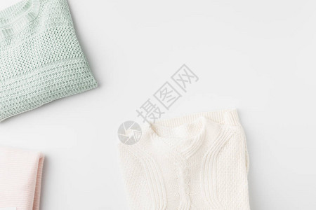 时尚浅色针织毛衣的顶部视图与白色隔离背景图片