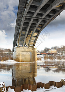 河流冬季风景的桥底背景图片