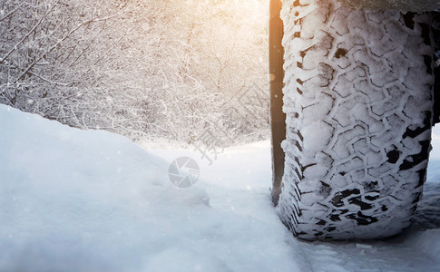 车胎紧贴着雪路的车胎图片