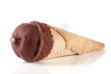 冰淇淋甜筒和巧克力在白图片