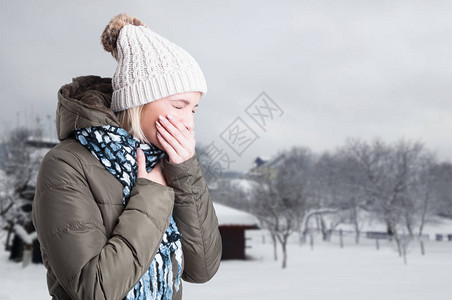 生病的年轻妇女打喷嚏和喉咙疼痛图片