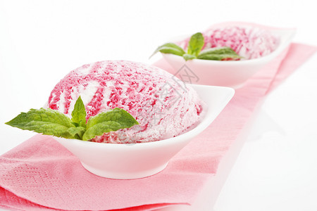 冰淇淋两碗加樱桃冰淇淋粉红色雪图片