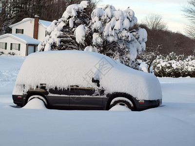 冬雪暴风雪过后车主道上有雪覆背景图片