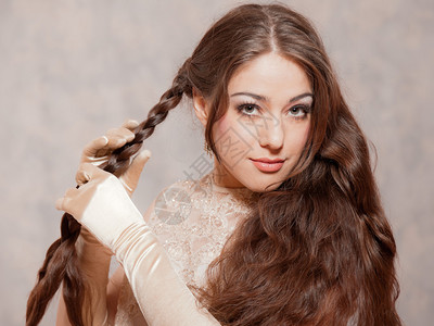 古老的浪漫时尚黑发女人做头发图片