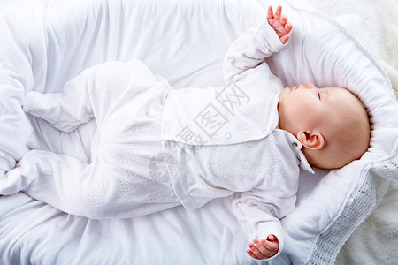 婴儿躺在家中舒适的摇篮中的俯视图图片