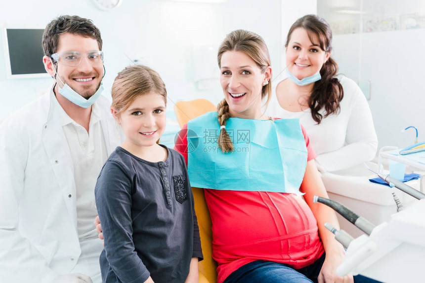 牙科医生及其助理孕妇和在外科图片