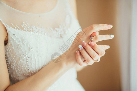 新娘摸手指上的结婚戒指图片
