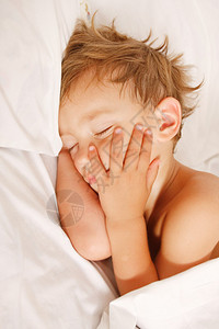 睡着的孩子的特写肖像图片