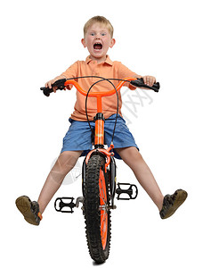 骑自行车的小男孩差点撞车时图片