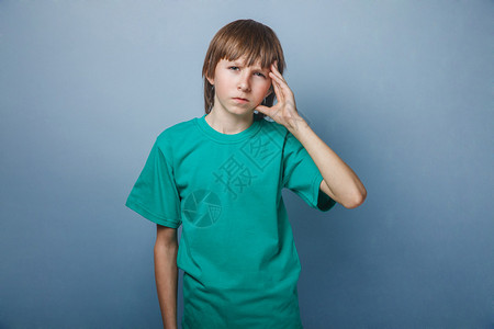 男孩少年12岁穿着绿色T恤拿背景图片