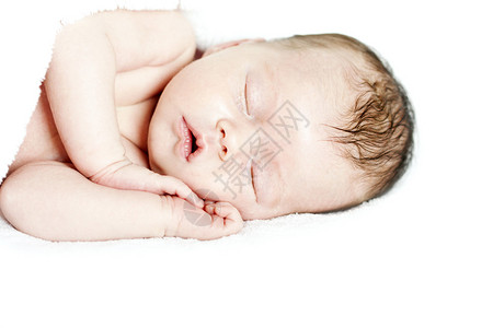 刚出生的婴儿安静地睡觉图片