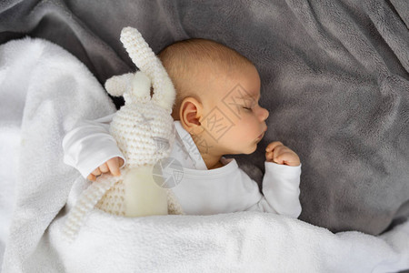 婴儿和毛绒玩具一起睡觉图片