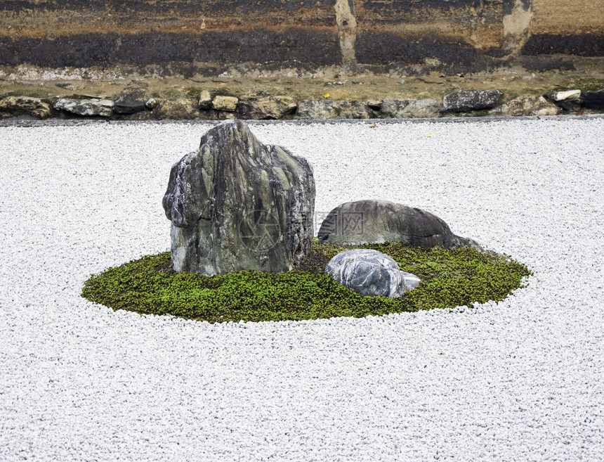 龙安寺的禅石庭园在白色砾石上十五块石头的庭园图片