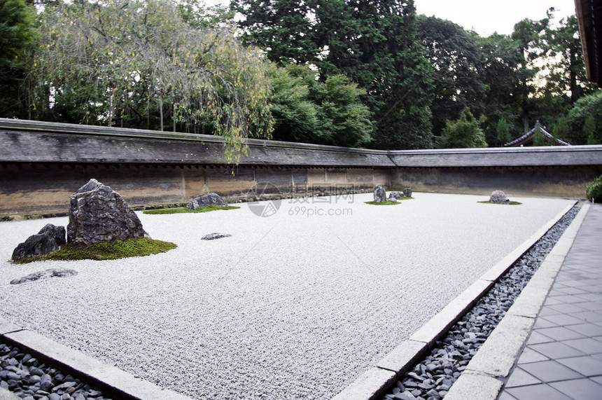 龙安寺的禅岩庭园在白砂石上的十五石庭园图片