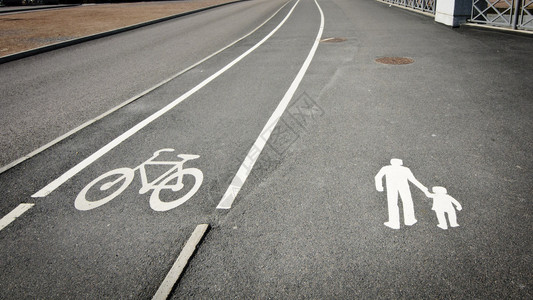 为行人和自行车专用车道铺在图片