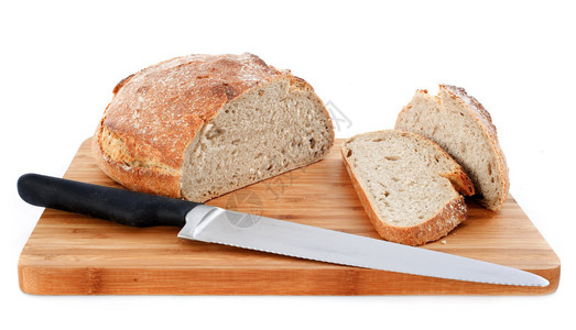 白色背景前的面包和刀图片