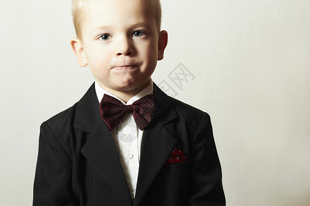 时尚小男孩在领结的画像时尚的孩子时尚儿童穿黑色西装的图片