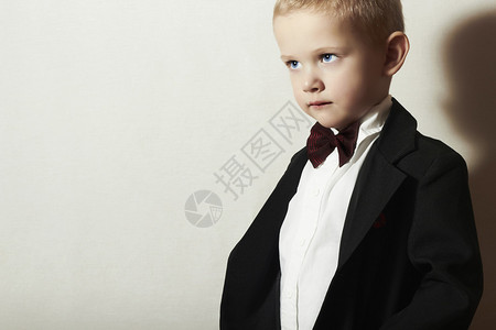 黑衣服的时髦的小男孩图片