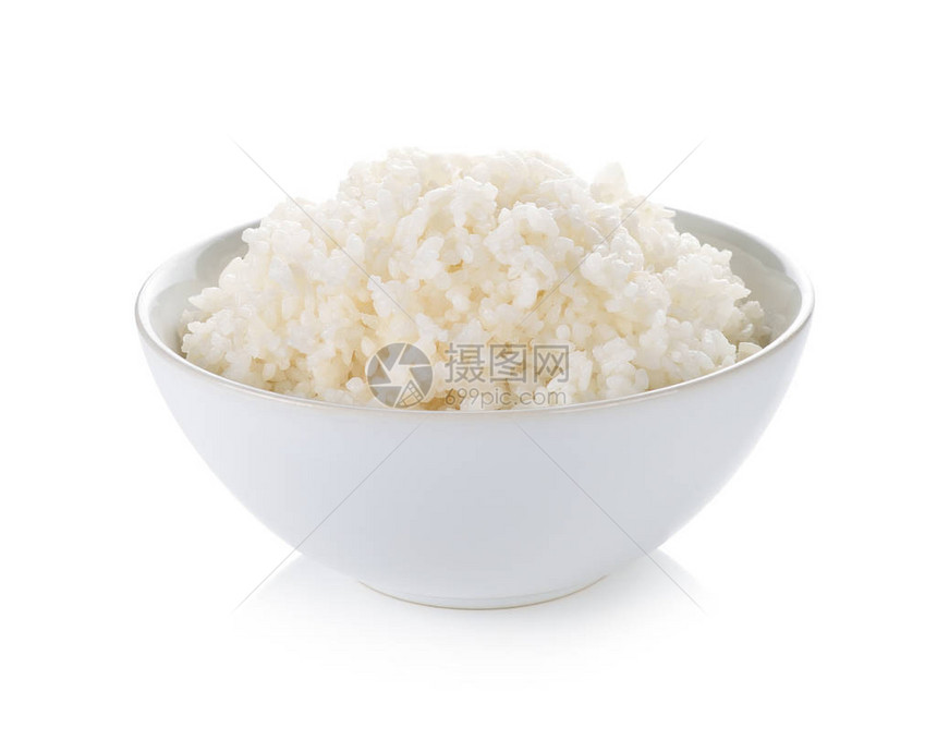 白色背景上的碗里的米饭图片