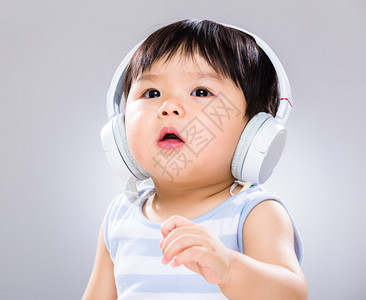 亚洲小男婴喜欢听音乐图片