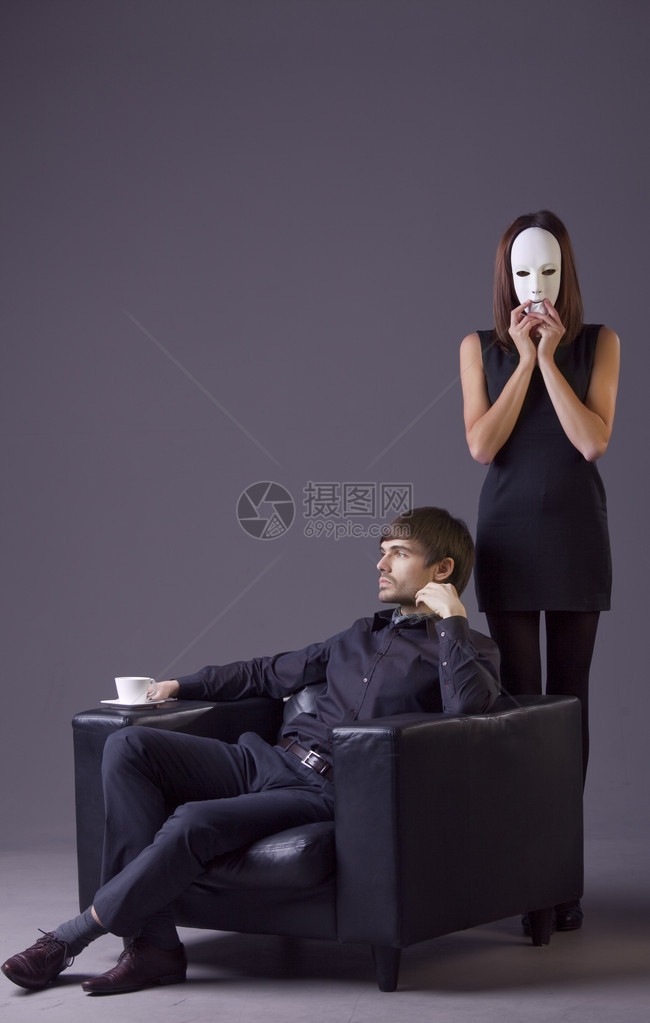 一对夫妇冲突戴白面罩的妇女和喝咖图片
