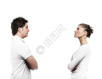 一张年轻不快乐的一对情侣站在白图片