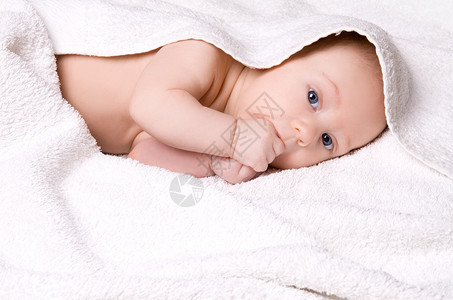 裹着白毛巾的微笑宝贝图片