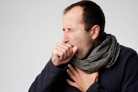戴围巾的成熟男子因感冒或生病受图片