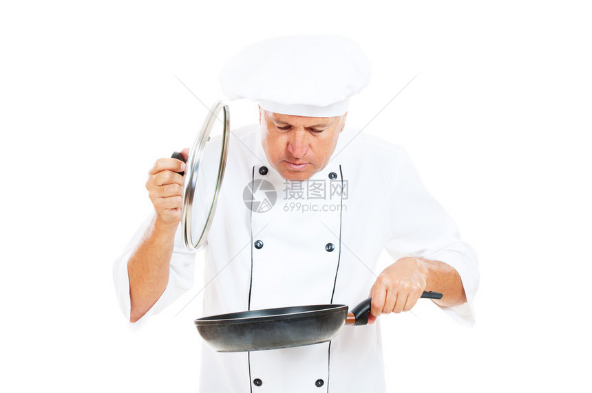 高级厨师拿着煎锅和,白底隔离图片