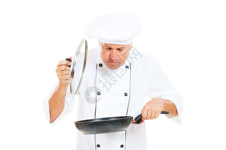 高级厨师拿着煎锅和,白底隔离背景图片