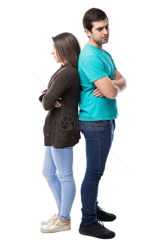 有魅力的年轻夫妇靠背站着图片