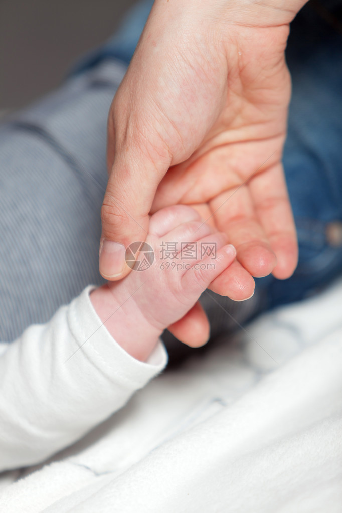 关闭婴儿和母亲的手图片