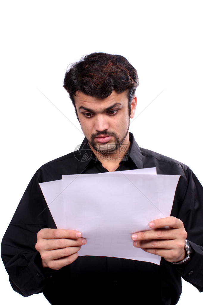 一位印度男子在看电话费和电费时被震惊了用白色工作图片