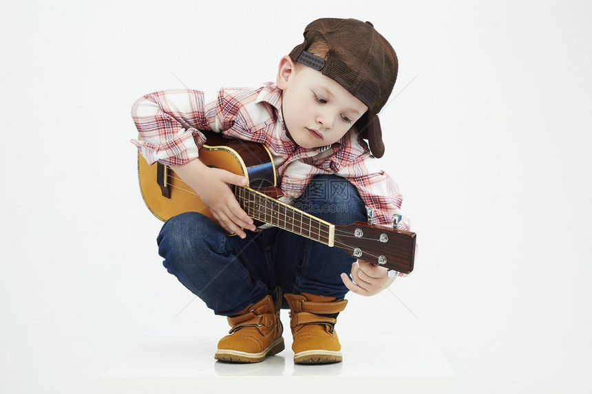 玩音乐的时尚乡村男孩吉他ukulal图片