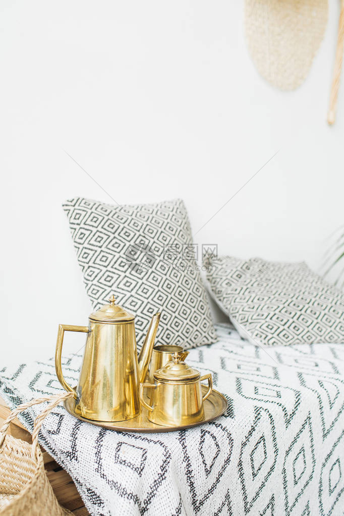 现代最起码的室内设计枕头金茶壶斯堪图片