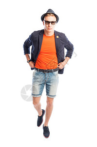 时装男模特身着橙色T恤衫优雅外套短牛仔裤图片