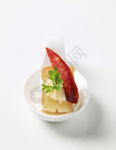 瓷勺上一口大小的奶酪开胃菜背景图片